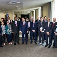 L'ambassadeur d'Israël auprès des Nations unies, Danny Danon (au centre), accueillant un seder de Pessah officiel au siège de l'ONU, à New York, le 8 avril 2025. (Crédit : Ohad Kab/Porte-parole)