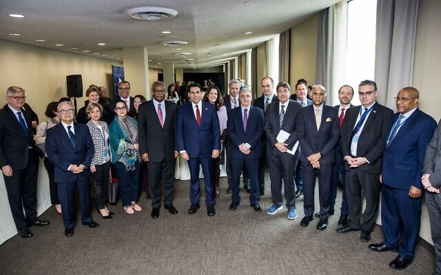 L'ambassadeur d'Israël auprès des Nations unies, Danny Danon (au centre), accueillant un seder de Pessah officiel au siège de l'ONU, à New York, le 8 avril 2025. (Crédit : Ohad Kab/Porte-parole) L'ambassadeur d'Israël auprès des Nations unies, Danny Danon (au centre), accueillant un seder de Pessah officiel au siège de l'ONU, à New York, le 8 avril 2025. (Crédit : Ohad Kab/Porte-parole)