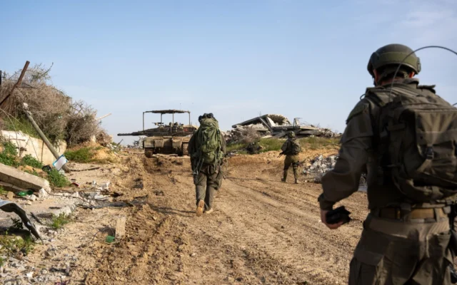 Des troupes de la 401e brigade blindée de l'armée israélienne opèrent dans le nord de la bande de Gaza sur une photo d'information publiée le 4 avril 2025. (Crédit : Armée israélienne) Des troupes de la 401e brigade blindée de l'armée israélienne opèrent dans le nord de la bande de Gaza sur une photo d'information publiée le 4 avril 2025. (Crédit : Armée israélienne)