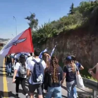 Des centaines d'Israéliens participant à une marche à Jérusalem pour demander l'enrôlement de tous dans l’armée israélienne, promue par les familles en deuil et par les principales organisations de réservistes, le 2 avril 2025. (Crédit : Capture d'écran/El HaDegel Livestream sur Facebook)