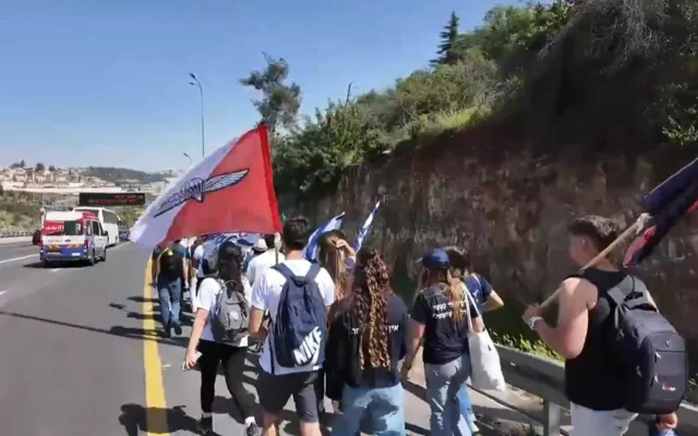 Des centaines d'Israéliens participant à une marche à Jérusalem pour demander l'enrôlement de tous dans l’armée israélienne, promue par les familles en deuil et par les principales organisations de réservistes, le 2 avril 2025. (Crédit : Capture d'écran/El HaDegel Livestream sur Facebook) Des centaines d'Israéliens participant à une marche à Jérusalem pour demander l'enrôlement de tous dans l’armée israélienne, promue par les familles en deuil et par les principales organisations de réservistes, le 2 avril 2025. (Crédit : Capture d'écran/El HaDegel Livestream sur Facebook)