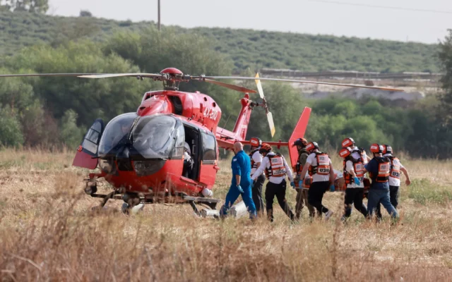 Des équipes de secours israéliennes évacuant un blessé par hélicoptère près de Sderot, dans le sud du pays, le 7 octobre 2023 (Crédit : Menahem Kahana/AFP)