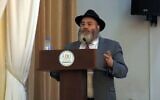 Le rabbin Shneor Segal s'exprimant lors d'une conférence sur l'héritage juif, à l'Université des langues d'Azerbaïdjan, le 30 août 2023. (Crédit : Capture d'écran/Centre Dahan via YouTube/Peleg Levy)