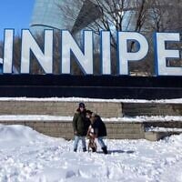 Sarah Resnick (à droite), une Juive de New York, a déménagé à Winnipeg à l'été 2024 en raison de ses inquiétudes concernant le climat politique américain. (Crédit : JTA)
