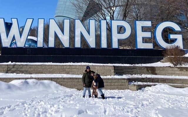 Sarah Resnick (à droite), une Juive de New York, a déménagé à Winnipeg à l'été 2024 en raison de ses inquiétudes concernant le climat politique américain. (Crédit : JTA)