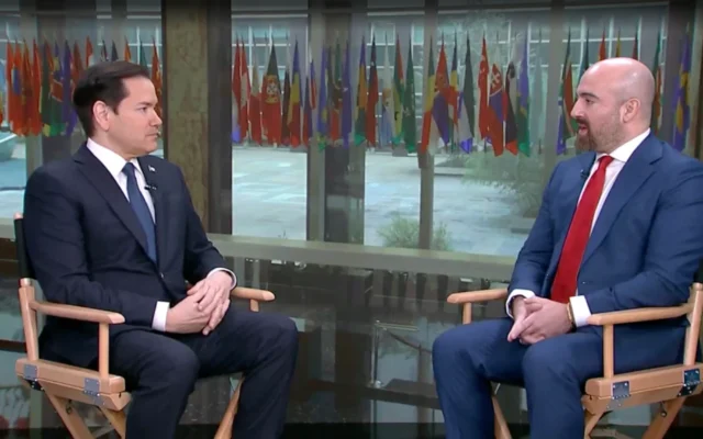 Le secrétaire d'État Marco Rubio s'entretient avec Michael Benz, un ancien fonctionnaire juif de Trump dont l'alter ego en ligne fait l'éloge d'Hitler, le 16 avril 2025. (Capture d'écran, Département d'État américain)