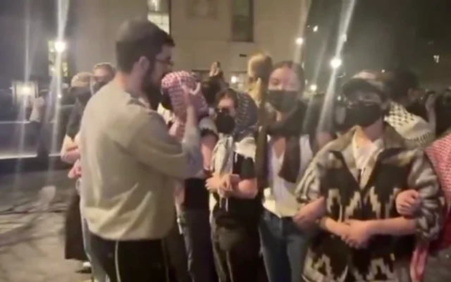Netanel Crispe, étudiant hassidique et militant à l'université de Yale, affronte des manifestants pro-palestiniens qui tentent de créer un nouveau campement à l'université de New Haven, dans le Connecticut, le 22 avril 2025. (Capture d'écran via X/avec l'aimable autorisation de Netanel Crispe)