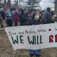 Des juifs participent à un rassemblement de soutien à Rümeysa Öztürk, étudiante diplômée de l'université de Tufts, détenue et opposée à Israël, à Somerville, Massachusetts, le 26 mars 2025. Plusieurs juifs ont ensuite quitté le rassemblement après que les orateurs ont commencé à dénoncer Israël. (Crédit : Ron Newman via JTA)