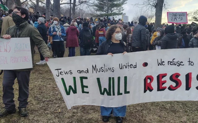 Des juifs participent à un rassemblement de soutien à Rümeysa Öztürk, étudiante diplômée de l'université de Tufts, détenue et opposée à Israël, à Somerville, Massachusetts, le 26 mars 2025. Plusieurs juifs ont ensuite quitté le rassemblement après que les orateurs ont commencé à dénoncer Israël. (Crédit : Ron Newman via JTA) Des juifs participent à un rassemblement de soutien à Rümeysa Öztürk, étudiante diplômée de l'université de Tufts, détenue et opposée à Israël, à Somerville, Massachusetts, le 26 mars 2025. Plusieurs juifs ont ensuite quitté le rassemblement après que les orateurs ont commencé à dénoncer Israël. (Crédit : Ron Newman via JTA)