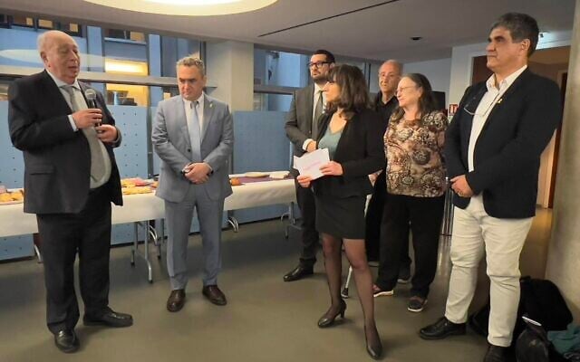 Cérémonie de remise du prix Paul Sebag à l’universitaire David Moatty, en présence de l’ambassadeur d’Israël en France, Joshua Zarka, à Paris, le 23 mars 2025. (Crédit : Société d’histoire des Juifs de Tunisie) Cérémonie de remise du prix Paul Sebag à l’universitaire David Moatty, en présence de l’ambassadeur d’Israël en France, Joshua Zarka, à Paris, le 23 mars 2025. (Crédit : Société d’histoire des Juifs de Tunisie)