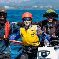 La véliplanchiste israélienne Tamar Steinberg, a remporté la médaille d'or à la Coupe du monde, à Hyères, en France, le 25 avril 2025. (Crédit : Sailing Energy/Association israélienne de voile)