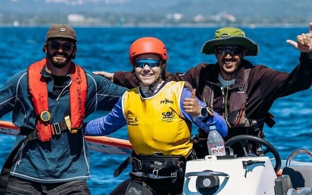 La véliplanchiste israélienne Tamar Steinberg, a remporté la médaille d'or à la Coupe du monde, à Hyères, en France, le 25 avril 2025. (Crédit : Sailing Energy/Association israélienne de voile)