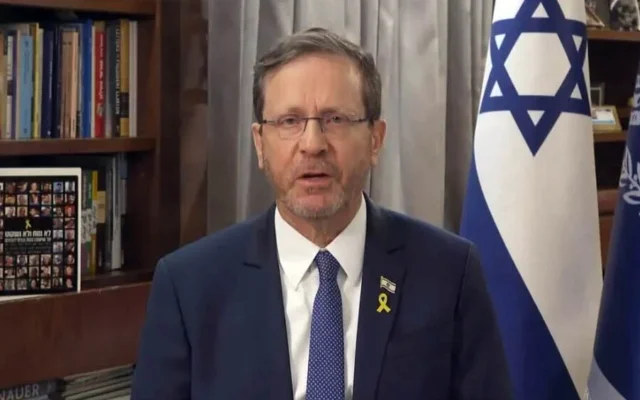 Le président Isaac Herzog émet un message vidéo le 20 mars 2025. (Capture d'écran/ Résidence du président) Le président Isaac Herzog émet un message vidéo le 20 mars 2025. (Capture d'écran/ Résidence du président)