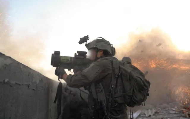 Les troupes israéliennes en opération de dans la bande de Gaza, dans une photo diffusée le 11 avril 2025. (Crédit : Tsahal)