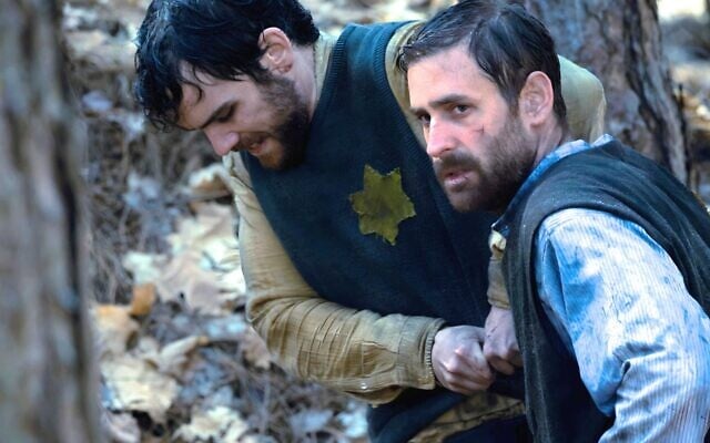 Oliver Jackson-Cohen dans le rôle de Solomon Wiener (à gauche) et Jeremy Neumark Jones dans celui de Michael Podchlebnik dans « The World Will Tremble », du réalisateur israélien Lior Geller. (Crédit : Autorisation)