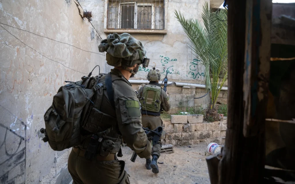 Des soldats de la Brigade Golanien train de mener des opérations dans la zone du Corridor Morag, dans la Bande de Gaza, dans une photo diffusée par l'armée le 17 avril 2025. (Crédit : Tsahal)
