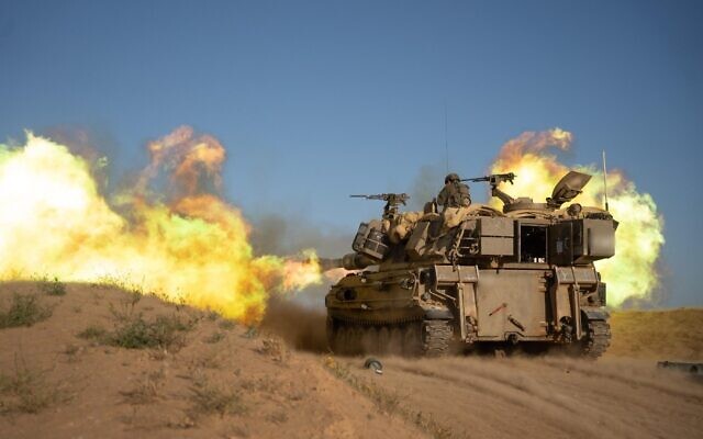 Un obusier M109 de l'armée israélienne appartenant au 282ᵉ régiment d'artillerie tirant sur le sud de la bande de Gaza, sur une photo publiée le 19 avril 2025. (Crédit : Armée israélienne)
