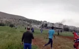 Des Palestiniens réagissant à l'irruption de résidents d'implantations israéliens dans le village de Douma, en Cisjordanie, venus incendier plusieurs maisons, le 1ᵉʳ avril 2025. (Crédit : Capture d'écran/X ; utilisée conformément à l'article 27a de la loi sur les droits d'auteur)
