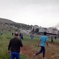 Le 1er avril 2025, des Palestiniens réagissent à l'irruption de résidents d'implantations israéliens dans le village de Douma, en Cisjordanie, venus incendier plusieurs maisons. (Capture d'écran : X, utilisée conformément à l'article 27a de la loi sur les droits d'auteur)