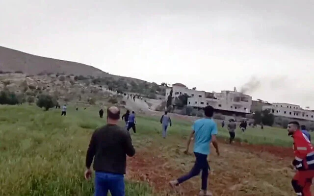 Des Palestiniens réagissant à l'irruption de résidents d'implantations israéliens dans le village de Douma, en Cisjordanie, venus incendier plusieurs maisons, le 1ᵉʳ avril 2025. (Crédit : Capture d'écran/X ; utilisée conformément à l'article 27a de la loi sur les droits d'auteur) Des Palestiniens réagissant à l'irruption de résidents d'implantations israéliens dans le village de Douma, en Cisjordanie, venus incendier plusieurs maisons, le 1ᵉʳ avril 2025. (Crédit : Capture d'écran/X ; utilisée conformément à l'article 27a de la loi sur les droits d'auteur)