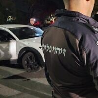 Des policiers sur la scène d'une fusillade mortelle avec des suspects issus du crime organisé dans le village arabe d'Iksal, dans le nord d'Israël, le 26 avril 2025. (Police israélienne)