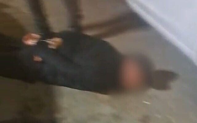 Un suspect arrêté en lien avec une fusillade entre des gangs criminels rivaux dans les rues d'Afula, le 4 avril 2025. (Crédit : Police israélienne) Un suspect arrêté en lien avec une fusillade entre des gangs criminels rivaux dans les rues d'Afula, le 4 avril 2025. (Crédit : Police israélienne)