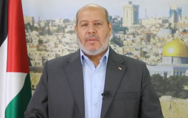 Le chef du Hamas, Khalil al-Hayya, prononce un discours télévisé dans lequel il rejette l'offre israélienne de trêve temporaire et de libération d'otages, le 17 avril 2025. (Capture d'écran X)