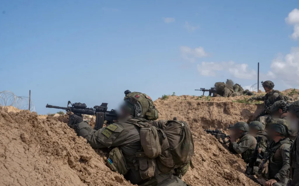 Des soldats de l'armée israélienne opèrent dans le nord de la bande de Gaza, sur une photo publiée le 4 avril 2025. (Crédit : armée israélienne)