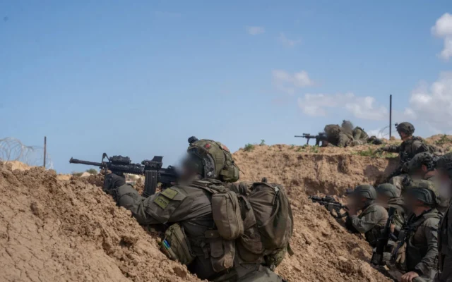 Des soldats de l'armée israélienne opèrent dans le nord de la bande de Gaza, sur une photo publiée le 4 avril 2025. (Crédit : armée israélienne) Des soldats de l'armée israélienne opèrent dans le nord de la bande de Gaza, sur une photo publiée le 4 avril 2025. (Crédit : armée israélienne)