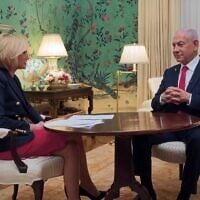 Le Premier ministre Benjamin Netanyahu s'entretenant avec Paula White, pasteure évangélique et conseillère principale du Bureau de la Foi de la Maison Blanche, lors d'une interview publiée le 11 avril 2025. (Crédit : Capture d'écran via YouTube)