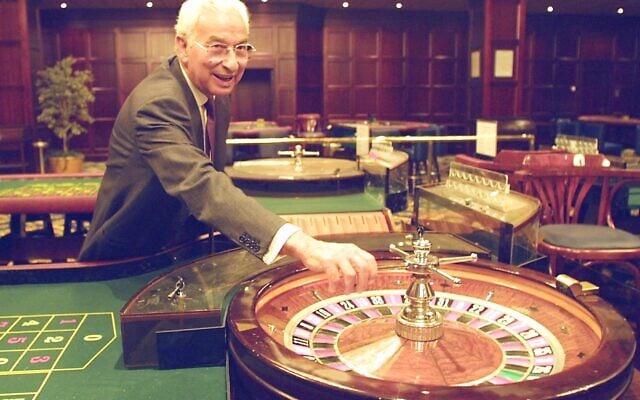 Isidore Partouche, dans son casino d’Aix-en-Provence, le 19 juillet 2001. (Crédit : Anne-Christine POUJOULAT / AFP)