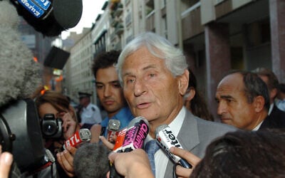 Bernard Kanovitch, président de la commission des Relations avec l'islam au CRIF, s'adresse à la presse le 9 septembre 2004 à Paris, à l'issue d'une rencontre avec Fouad Alaoui, secrétaire général de l'Union des organisations islamiques de France (UOIF). (Crédit : JEAN AYISSI / AFP)