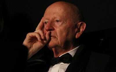 L'ancien président du Festival de Cannes, Gilles Jacob, pleure lors de la cérémonie du 70e anniversaire du Festival de Cannes, le 23 mai 2017. (Crédit : Valery HACHE / AFP)
