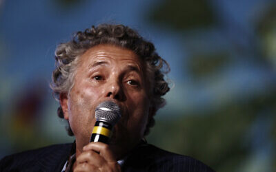 L'avocat, auteur et chroniqueur français Gilles-William Goldnadel prononce un discours lors de la Convention de la Droite à Paris le 28 septembre  (Crédit : AFP / Sameer Al-Doumy)