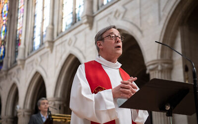 Le recteur de la cathédrale Notre-Dame de Paris, Patrick Chauvet, a présidé un chemin de croix pour célébrer le Vendredi Saint, en l'église Saint-Germain-l'Auxerrois à Paris, le 10 avril 2020. (Crédit : BERTRAND GUAY / AFP)