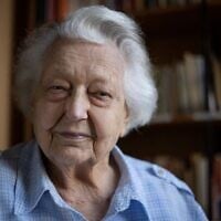 L'ancienne résistante Odile de Vasselot de Regne, 99 ans, pose à Paris, le 3 mars 2021. (Crédit : Thomas SAMSON / AFP)