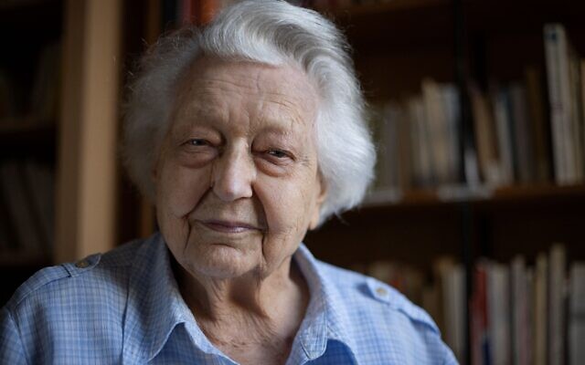 L'ancienne résistante Odile de Vasselot de Regne, 99 ans, pose à Paris, le 3 mars 2021. (Crédit : Thomas SAMSON / AFP)