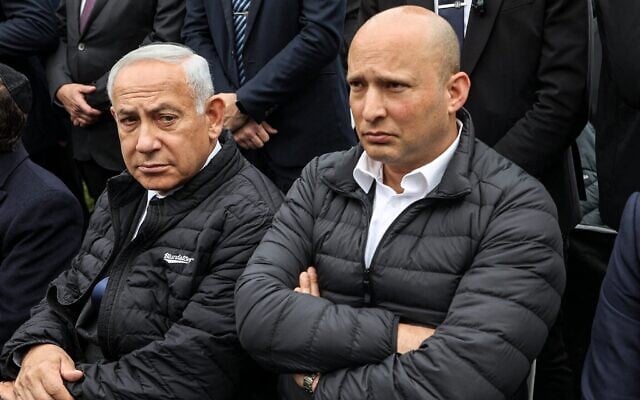 Le Premier ministre Benjamin Netanyahu (à gauche) et l'ancien Premier ministre Naftali Bennett (à droite) assistant aux funérailles du rabbin Haïm Drukman, à Merkaz Shapira, près de Kiryat Malachi, le 26 décembre 2022. (Crédit : Gil Cohen-Magen/AFP) Le Premier ministre Benjamin Netanyahu (à gauche) et l'ancien Premier ministre Naftali Bennett (à droite) assistant aux funérailles du rabbin Haïm Drukman, à Merkaz Shapira, près de Kiryat Malachi, le 26 décembre 2022. (Crédit : Gil Cohen-Magen/AFP)
