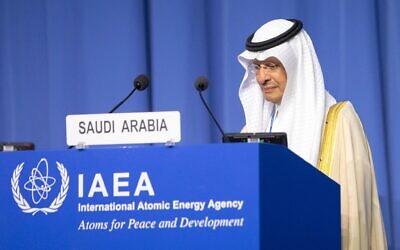 Le ministre saoudien de l'Énergie, Abdulaziz ben Salmane Al Saud, s'exprime lors de la 67e Conférence générale de l'Agence internationale de l'énergie atomique (AIEA), une réunion annuelle de tous les États membres de l'AIEA, au siège de l'agence à Vienne, en Autriche, le 25 septembre 2023. (Crédit : Alex HALADA/AFP)