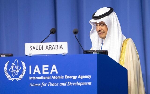 Le ministre saoudien de l'Énergie, Abdulaziz ben Salmane Al Saud, s'exprime lors de la 67e Conférence générale de l'Agence internationale de l'énergie atomique (AIEA), une réunion annuelle de tous les États membres de l'AIEA, au siège de l'agence à Vienne, en Autriche, le 25 septembre 2023. (Crédit : Alex HALADA/AFP) Le ministre saoudien de l'Énergie, Abdulaziz ben Salmane Al Saud, s'exprime lors de la 67e Conférence générale de l'Agence internationale de l'énergie atomique (AIEA), une réunion annuelle de tous les États membres de l'AIEA, au siège de l'agence à Vienne, en Autriche, le 25 septembre 2023. (Crédit : Alex HALADA/AFP)