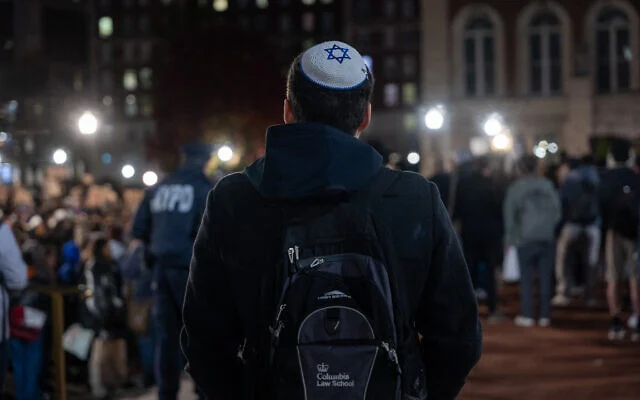 Un étudiant juif regarde une manifestation pro-palestinienne et anti-Israël sur le campus de l'Université Columbia, le 14 novembre 2023. (Spencer Platt/Getty Images via AFP) Un étudiant juif regarde une manifestation pro-palestinienne et anti-Israël sur le campus de l'Université Columbia, le 14 novembre 2023. (Spencer Platt/Getty Images via AFP)