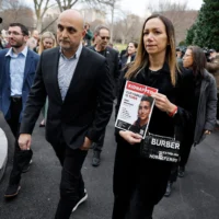 Yaël et Adi Alexander, les parents de l'otage israélo-américain Edan Alexander, détenu à Gaza par des terroristes palestiniens, rentrant dans l'aile ouest de la Maison Blanche après avoir parlé aux journalistes, à Washington, le 13 décembre 2023. (Crédit : Chip Somodevilla/Getty Images/AFP)