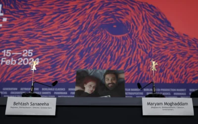 Une photographie représentant l'actrice et scénariste iranienne Maryam Moghaddam et le réalisateur et scénariste iranien Behtash Sanaeeha est placée entre leurs sièges vides lors d'une conférence de presse pour le film 'Keyke mahboobe man' ('Mon gâteau préféré'), présenté en compétition lors de la 74e Berlinale, à Berlin, le 16 février 2024. (Crédit : Ronny HARTMANN / AFP)