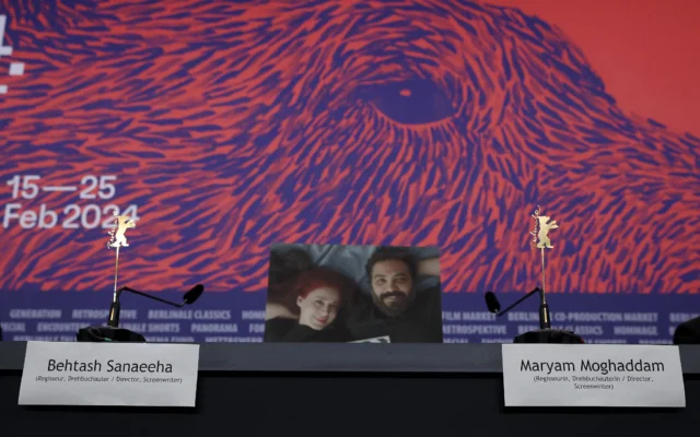 Une photographie représentant l'actrice et scénariste iranienne Maryam Moghaddam et le réalisateur et scénariste iranien Behtash Sanaeeha est placée entre leurs sièges vides lors d'une conférence de presse pour le film 'Keyke mahboobe man' ('Mon gâteau préféré'), présenté en compétition lors de la 74e Berlinale, à Berlin, le 16 février 2024. (Crédit : Ronny HARTMANN / AFP) Une photographie représentant l'actrice et scénariste iranienne Maryam Moghaddam et le réalisateur et scénariste iranien Behtash Sanaeeha est placée entre leurs sièges vides lors d'une conférence de presse pour le film 'Keyke mahboobe man' ('Mon gâteau préféré'), présenté en compétition lors de la 74e Berlinale, à Berlin, le 16 février 2024. (Crédit : Ronny HARTMANN / AFP)