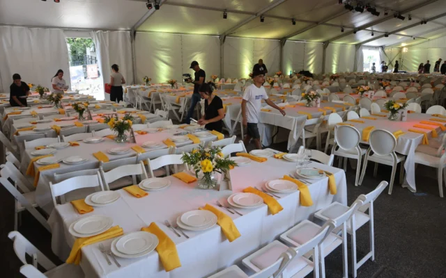 Les membres du kibboutz Beeri dressent la table pour un Seder de Pessah sur la Place des Otages à Tel-Aviv, le 22 avril 2024. (Crédit : GIL COHEN-MAGEN / AFP) Les membres du kibboutz Beeri dressent la table pour un Seder de Pessah sur la Place des Otages à Tel-Aviv, le 22 avril 2024. (Crédit : GIL COHEN-MAGEN / AFP)