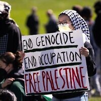 Des étudiants anti-Israël réunis lors du "Gaza Solidarity Encampment", sur le campus de l'Université Northwestern, à Evanston, Illinois, le 25 avril 2024. (Crédit : Scott Olson/Getty Images/AFP)