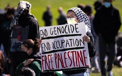 Des étudiants anti-Israël réunis lors du "Gaza Solidarity Encampment", sur le campus de l'Université Northwestern, à Evanston, dans l'Illinois, le 25 avril 2024. (Crédit : Scott Olson/Getty Images/AFP)