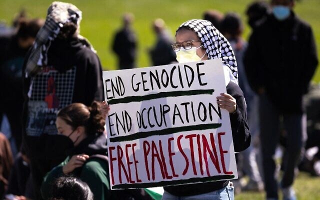 Des étudiants anti-Israël réunis lors du "Gaza Solidarity Encampment", sur le campus de l'Université Northwestern, à Evanston, dans l'Illinois, le 25 avril 2024. (Crédit : Scott Olson/Getty Images/AFP) Des étudiants anti-Israël réunis lors du "Gaza Solidarity Encampment", sur le campus de l'Université Northwestern, à Evanston, dans l'Illinois, le 25 avril 2024. (Crédit : Scott Olson/Getty Images/AFP)