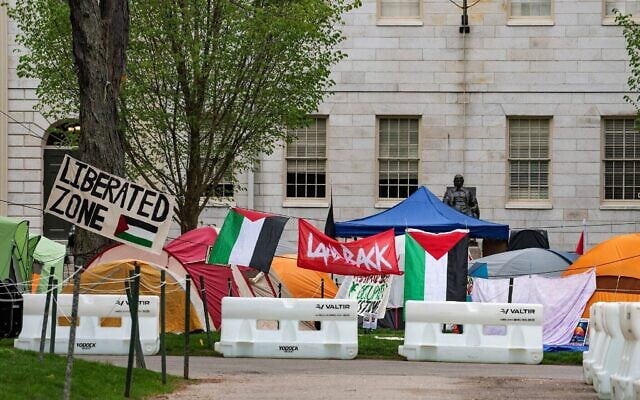 Des tentes et des pancartes recouvrant le Harvard Yard près de la statue de John Harvard lors du campement anti-Israël, à l'Université Harvard de Cambridge, dans le Massachusetts, le 5 mai 2024. (Crédit : Joseph Prezioso/AFP) Des tentes et des pancartes recouvrant le Harvard Yard près de la statue de John Harvard lors du campement anti-Israël, à l'Université Harvard de Cambridge, dans le Massachusetts, le 5 mai 2024. (Crédit : Joseph Prezioso/AFP)