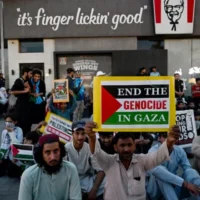Des psympathisants de l'Islami Jamiat-e-Talaba (IJT), une branche étudiante du parti pakistanais Jamaat-e-Islami (JI), organisent une manifestation pro-palestinienne et anti-Israël devant un restaurant Kentucky Fried Chicken (KFC), appelant au boycott des produits israéliens, dans la banlieue d'Islamabad, le 7 mai 2024. (Farooq Naeem/AFP)